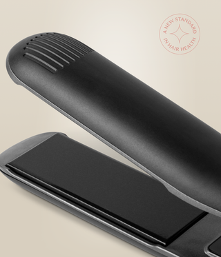 Close-up of the Astral Black Omnia Styler Max's plate and ridged tip.